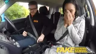 خيال درس القيادة يتحول إلى جنس خشن في السيارة