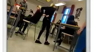 مراهقة سويدية في زي مدرسي تمارس الجنس بقوة مع رجل سمين