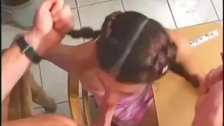 أليكس يستمتع بتحفيز مزدوج من فم كلوي ويدها حتى يقذف