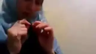 عاهرة محجبة تمارس الجنس بقوة مع أب، وليس ولدًا
