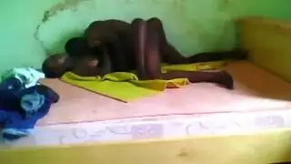 زبر الشاب الضخم يمدد محبوبته السوداء