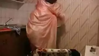 روسي مخمور يضرب كس خالته في المطبخ